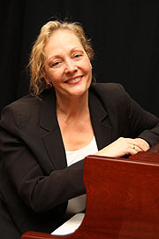 Marianne Larsen singt im Dezember 2009 die "December Songs" (Foto: MartiN Schmitz)